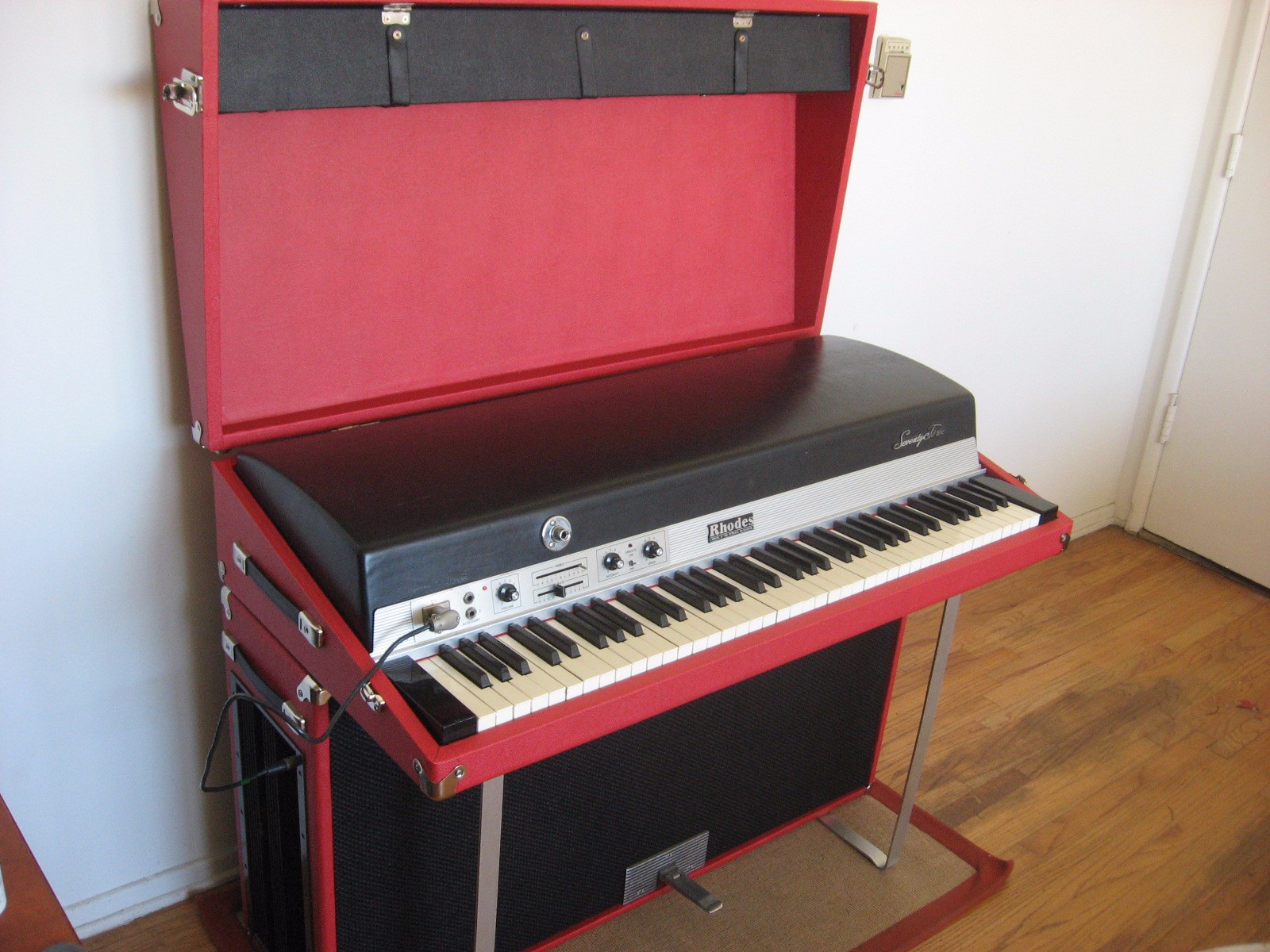 1978 Suitcase Rhodes with Red Tolex